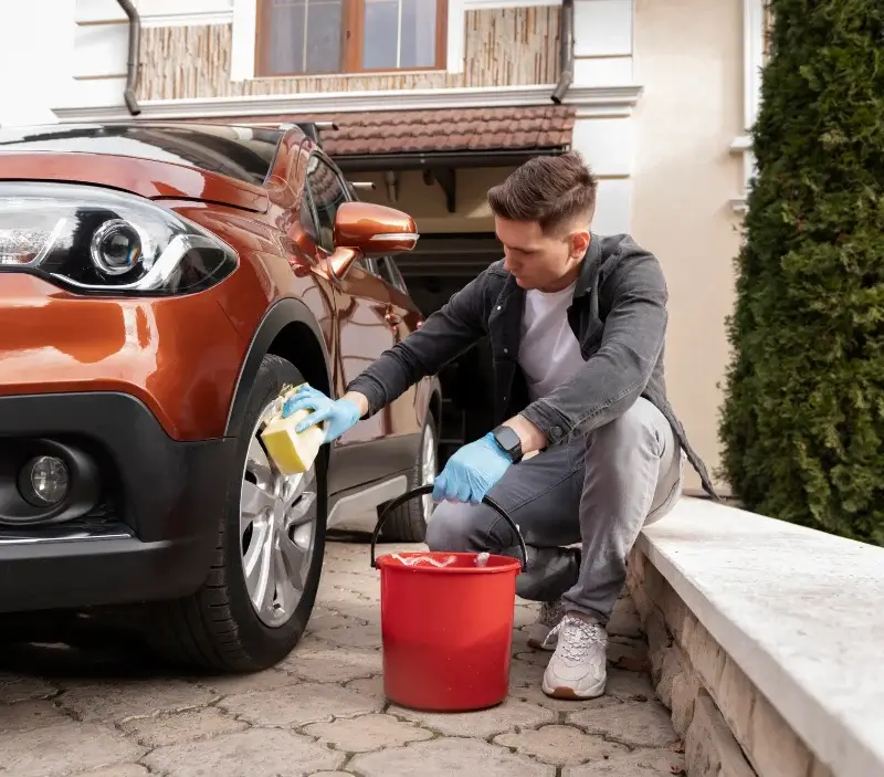 Lavage auto à domicile Autignac : professionnel intervenant sur un véhicule